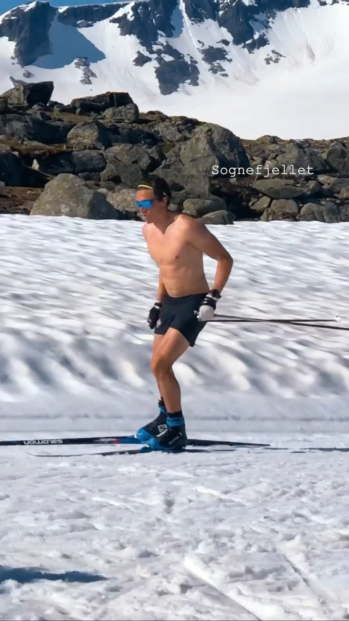 Langrenn i bar overkropp på Sognefjellet